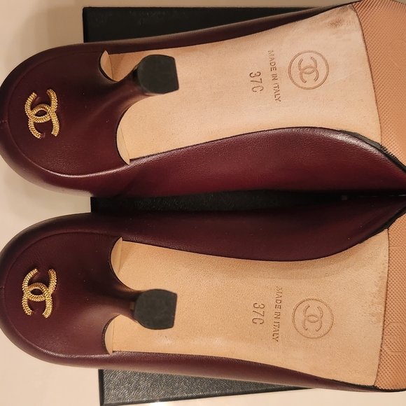 Authentic Chanel Burgundy/Black Leather And Satin Cap Pointed Toe Pumps 37 - Picture 4 of 7